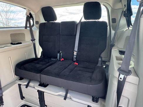 Used 2018 Dodge Grand Caravan SE FWD image 13