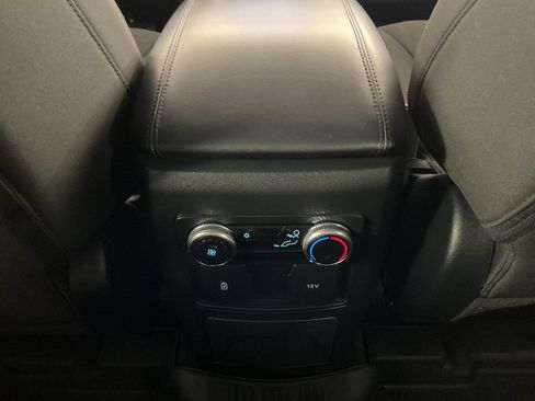 Used 2023 Ford Explorer XLT AWD/4WD image 16