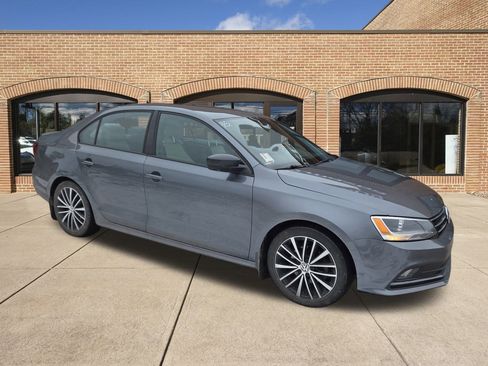 Used 2015 Volkswagen Jetta Sport image 1