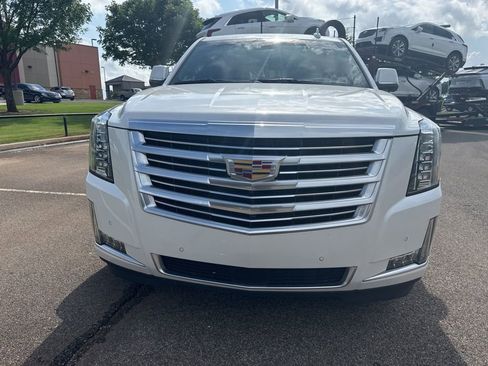 Used 2019 Cadillac Escalade Platinum image 2