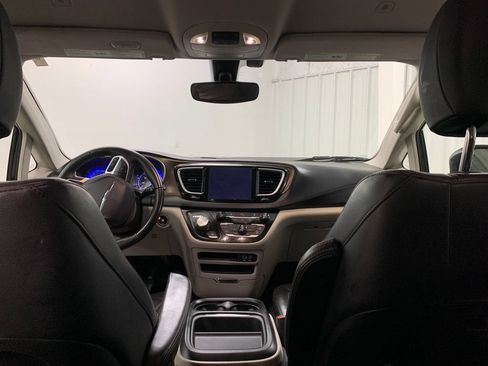 Used 2018 Chrysler Pacifica Touring-L w/ Tire & Wheel Group FWD image 14