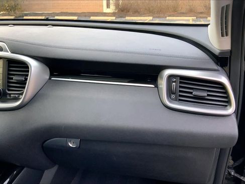 Used 2019 Kia Sorento SX image 19