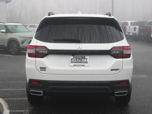 Used 2025 Honda Pilot Sport image 6