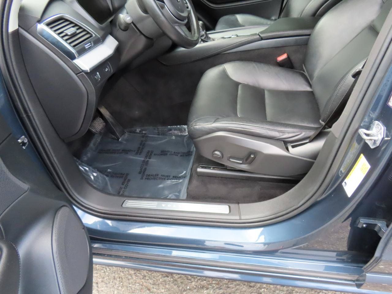 Used 2021 Volvo XC90 T5 Momentum w/ Climate Package AWD/4WD image 12