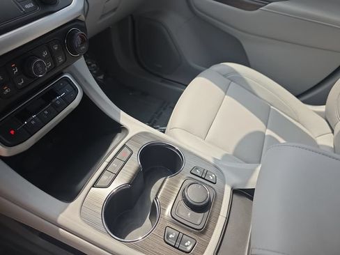 Used 2023 GMC Acadia SLT w/ Trailering Package AWD/4WD image 29