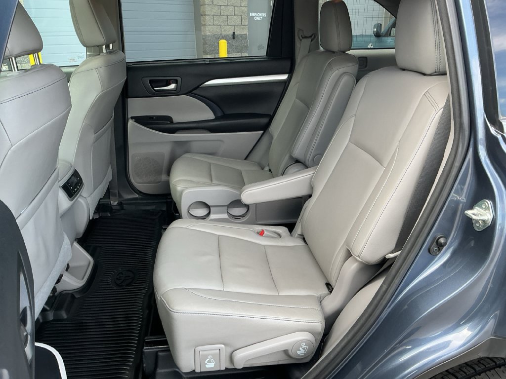 Used 2018 Toyota Highlander XLE AWD/4WD image 28