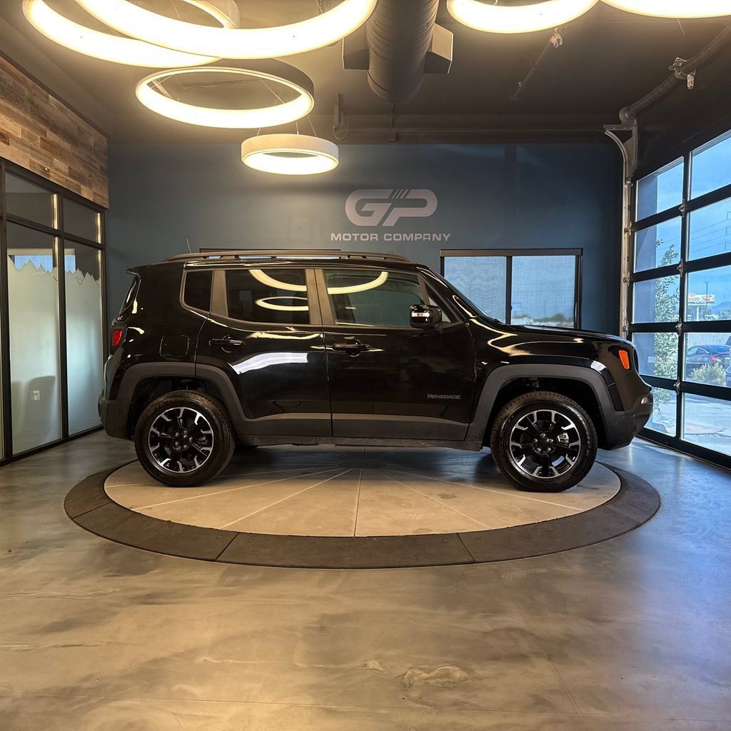 Used 2023 Jeep Renegade Latitude AWD/4WD image 2