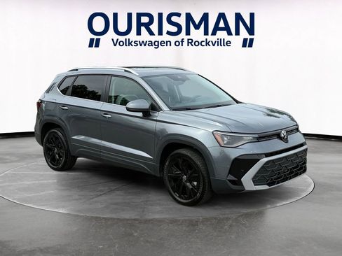 Used 2025 Volkswagen Taos SE w/ Panoramic Sunroof Package FWD image 1