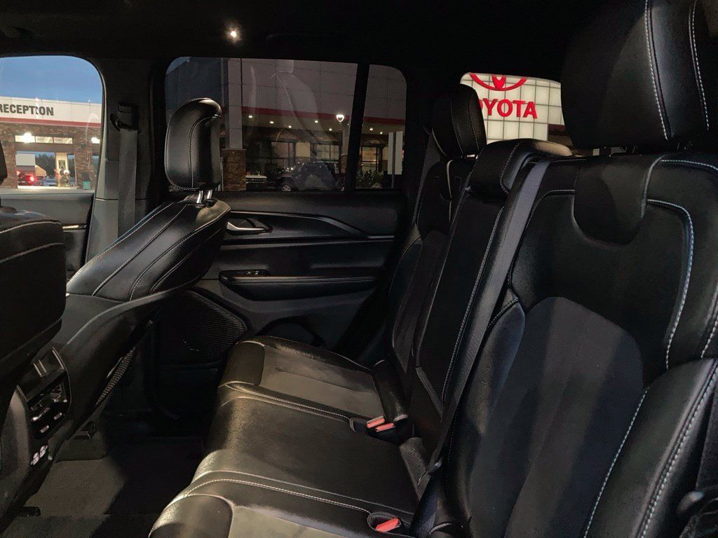 Used 2024 Jeep Grand Cherokee Altitude RWD image 11