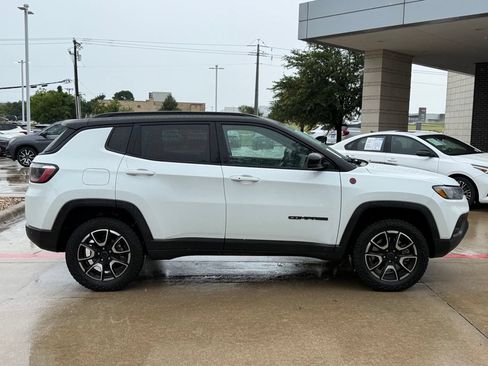 Used 2025 Jeep Compass Trailhawk AWD/4WD image 7