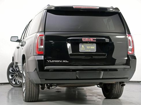 Used 2017 GMC Yukon XL SLT w/ Premium Edition image 5