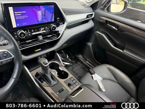 Used 2023 Toyota Highlander Platinum FWD image 32