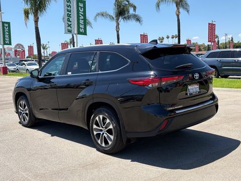 Used 2023 Toyota Highlander XLE FWD image 4