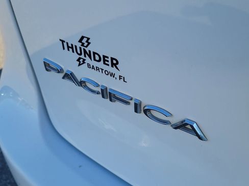 Used 2024 Chrysler Pacifica Touring-L image 6