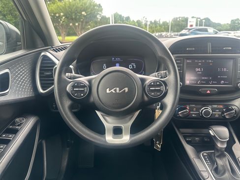 Used 2023 Kia Soul LX w/ LX Technology Package FWD image 23