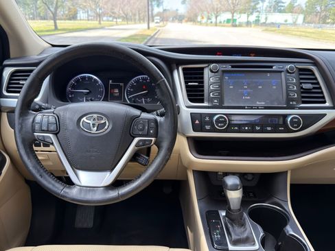 Used 2017 Toyota Highlander Limited Platinum image 3