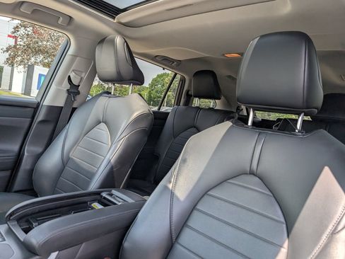 Used 2021 Toyota Highlander XLE AWD/4WD image 19
