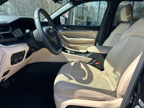 Used 2023 Jeep Grand Cherokee 4WD 4xe w/ Luxury Tech Group II image 17