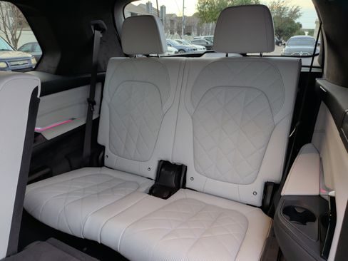 Certified 2025 BMW X7 xDrive40i w/ M Sport Package image 41