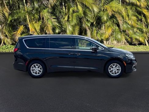 Used 2023 Chrysler Pacifica Touring-L FWD image 4