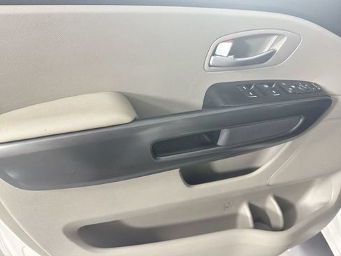 Used 2016 Kia Sedona LX w/ LX Convenience Package FWD image 19