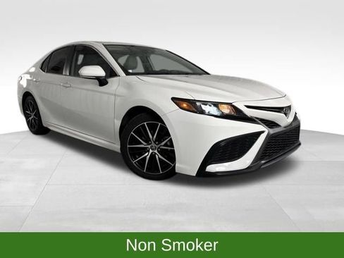 Used 2022 Toyota Camry SE image 1