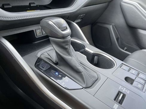 Used 2023 Toyota Highlander XLE image 32