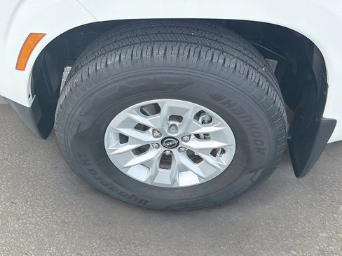 Used 2024 Nissan Frontier SV w/ Technology Package RWD image 24