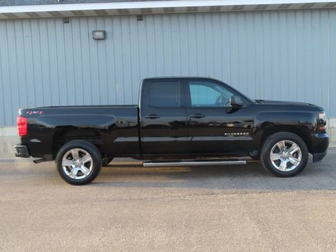 Used 2019 Chevrolet Silverado 1500 Custom w/ Custom Convenience Package AWD/4WD image 2