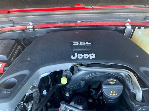 Used 2021 Jeep Wrangler Unlimited Sahara AWD/4WD image 32