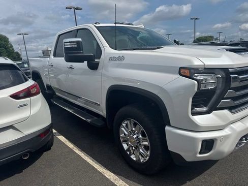 Used 2024 Chevrolet Silverado 2500 High Country w/ High Country Premium Package AWD/4WD image 2