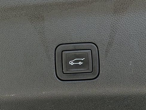 Certified 2024 Chevrolet Suburban LT RWD image 35
