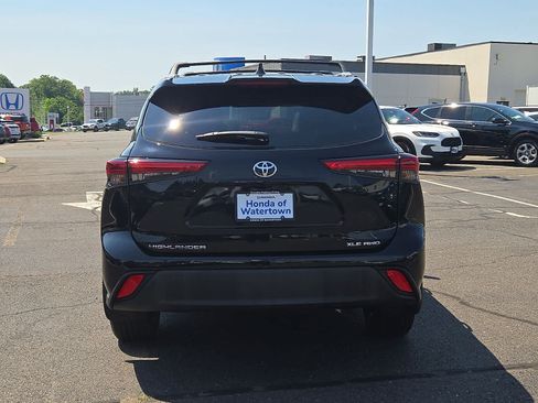 Used 2023 Toyota Highlander XLE AWD/4WD image 6