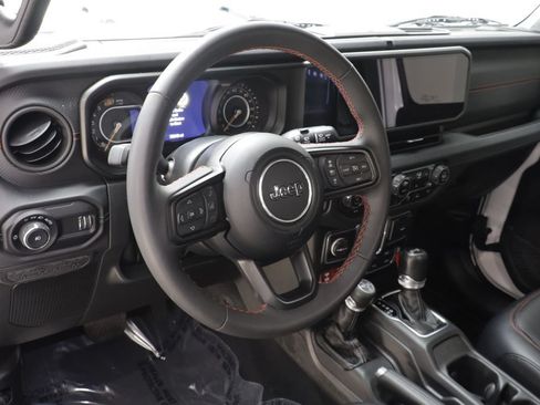 Used 2024 Jeep Wrangler Unlimited Rubicon AWD/4WD image 9
