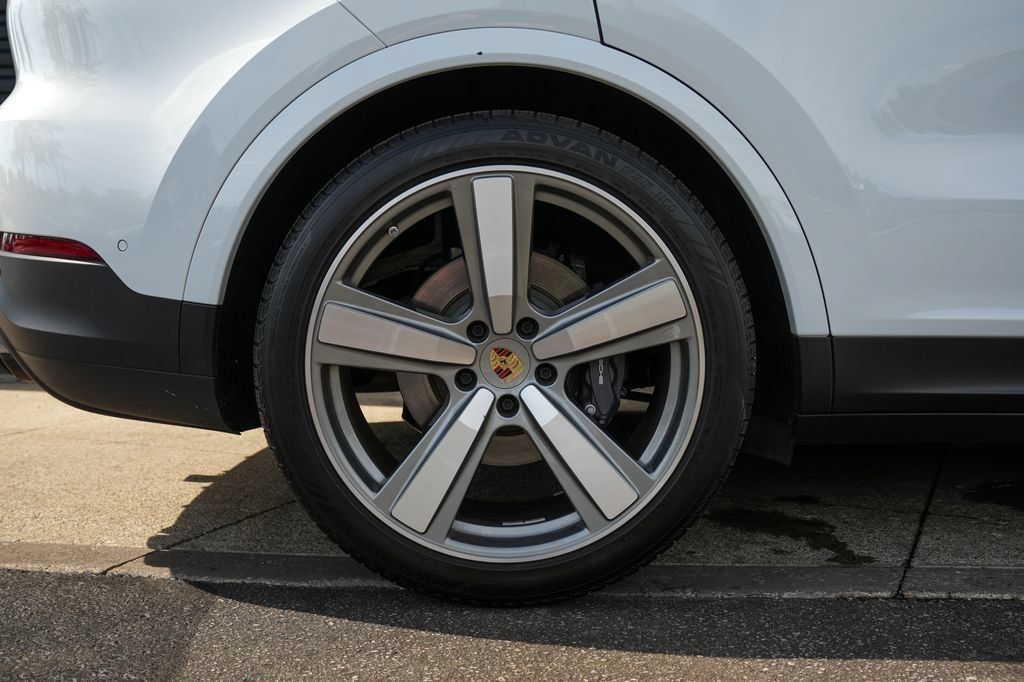 Certified 2024 Porsche Cayenne Coupe AWD/4WD image 35