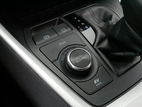 Used 2025 Toyota RAV4 XLE w/ Convenience Package AWD/4WD image 28