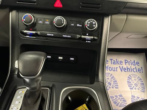 Used 2023 Kia Carnival LX FWD image 53