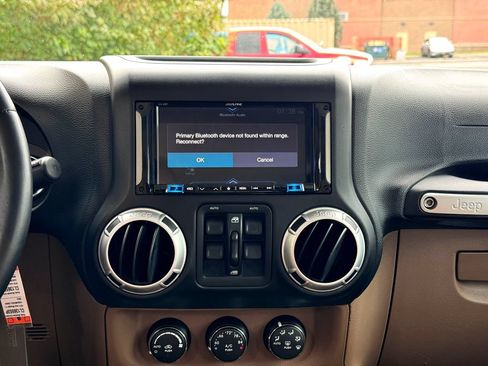 Used 2012 Jeep Wrangler Unlimited Sahara w/ Connectivity Group AWD/4WD image 27