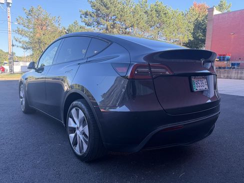 Used 2024 Tesla Model Y Long Range AWD/4WD image 4