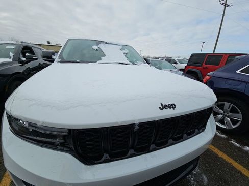 Used 2023 Jeep Grand Cherokee Limited w/ Black Appearance Package image 2