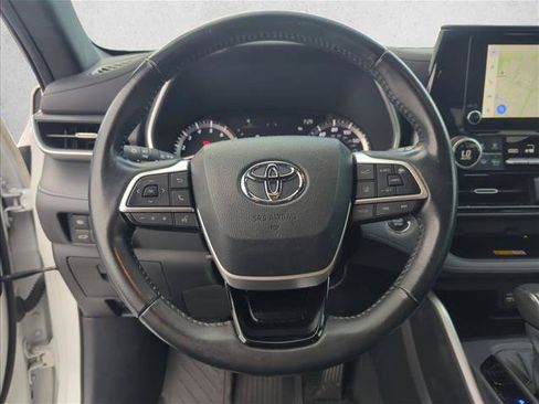 Used 2023 Toyota Highlander XSE FWD image 12