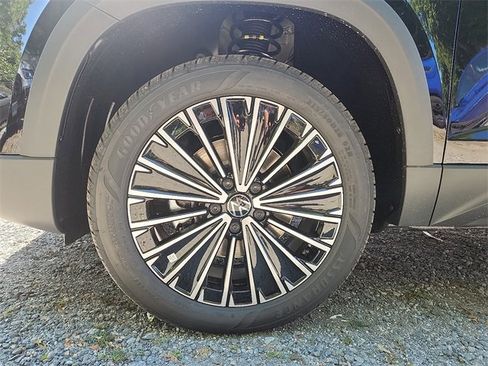 New 2025 Volkswagen Taos SE image 5