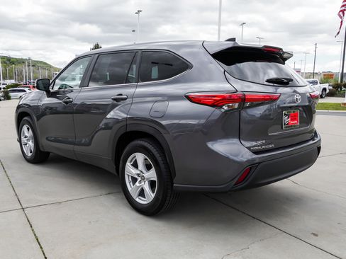 Used 2023 Toyota Highlander LE FWD image 6