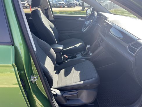 Certified 2025 Volkswagen Taos SE image 29