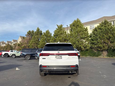 Used 2025 Buick Enclave Preferred image 4