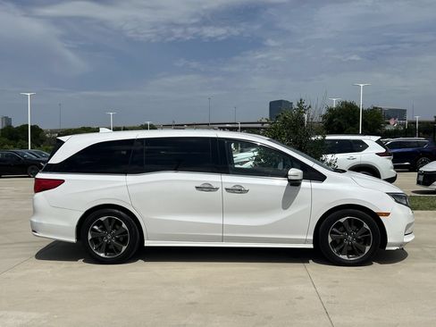 Used 2024 Honda Odyssey Elite image 3