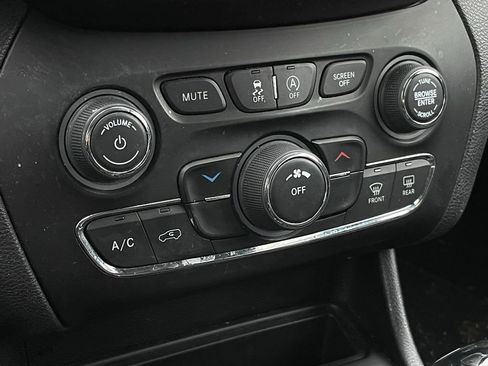 Used 2020 Jeep Cherokee Latitude Plus image 19