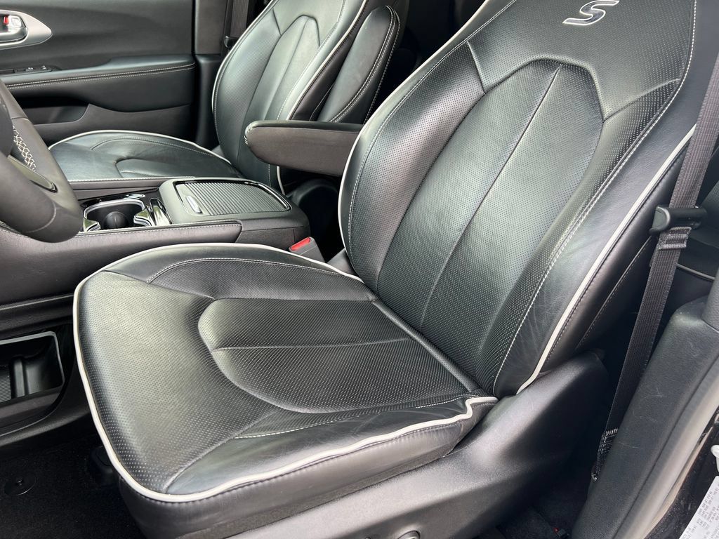 Used 2025 Chrysler Pacifica Limited FWD image 11