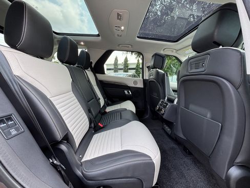 Used 2025 Land Rover Discovery Metropolitan Edition AWD/4WD image 22