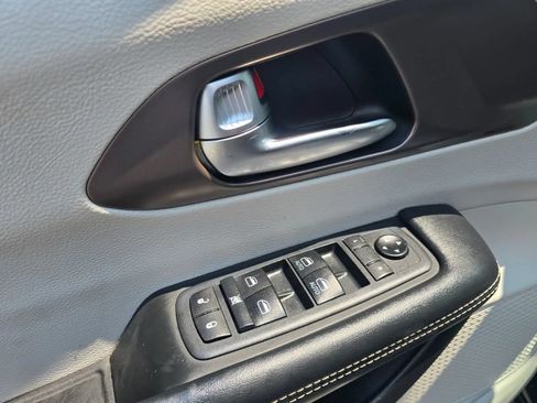 Used 2020 Chrysler Voyager Lxi FWD image 29